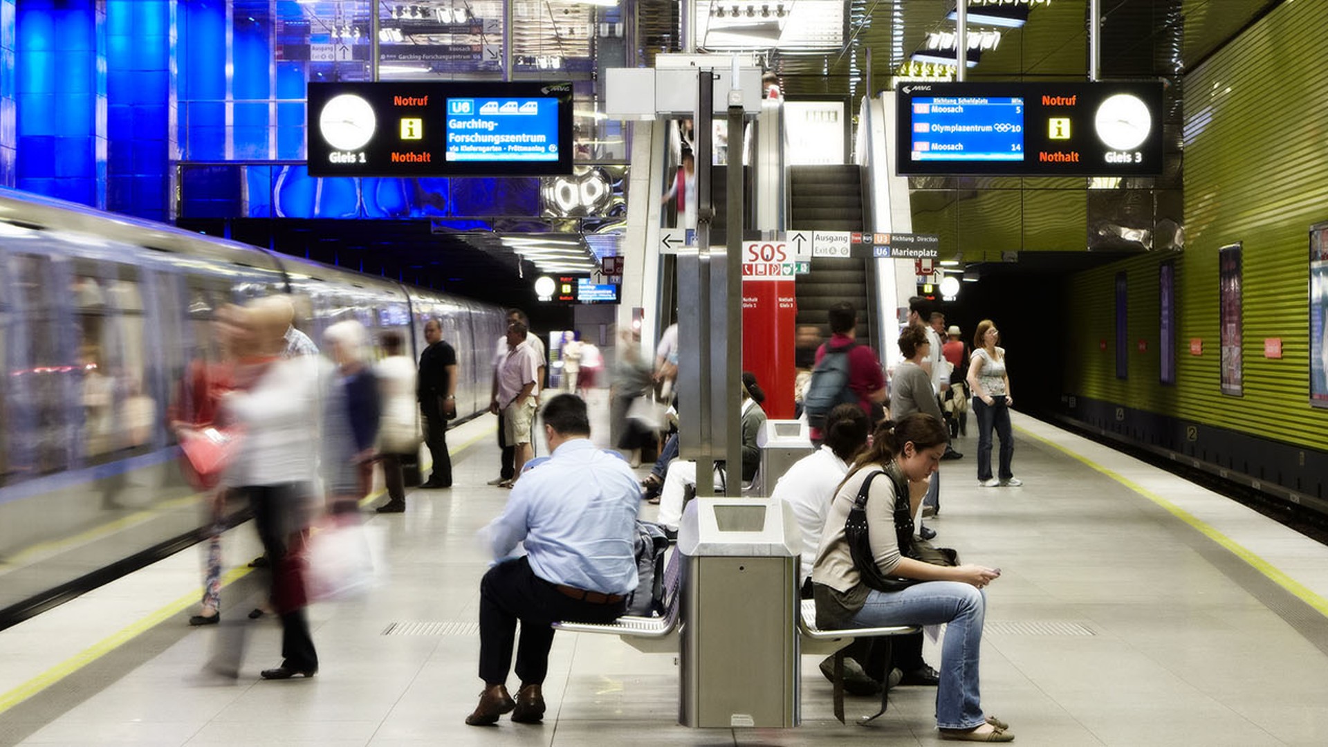 Link zu Investor Relations - Menschen am Bahnhof