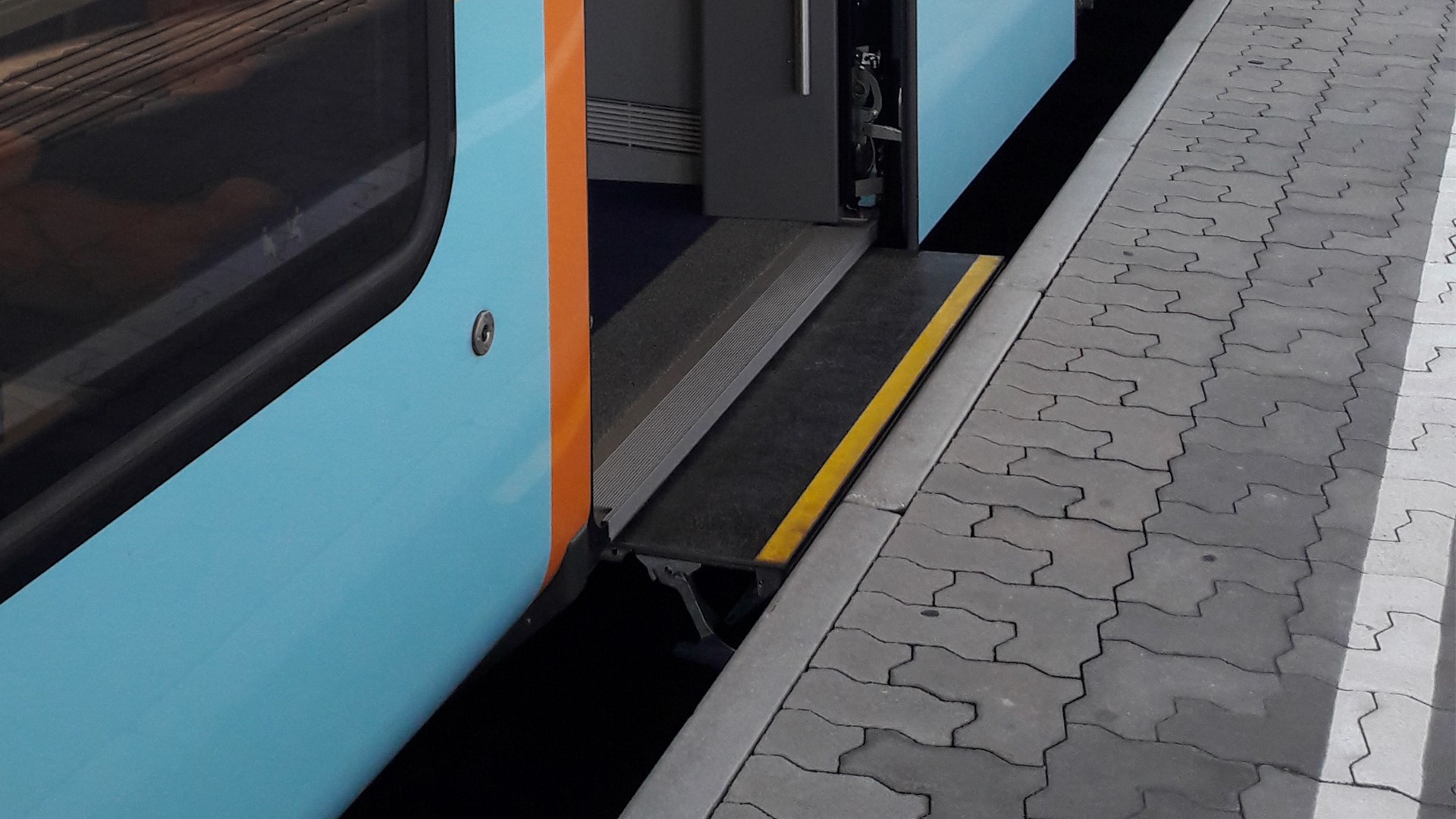 IFE access device - Sliding step